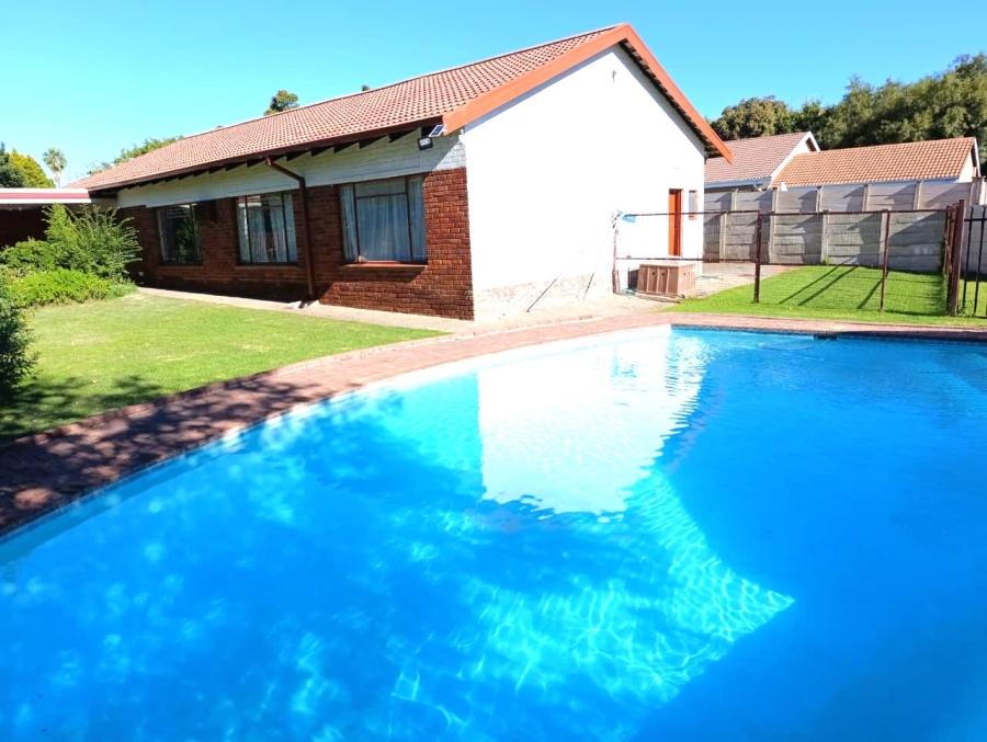 4 Bedroom Property for Sale in Langenhovenpark Free State